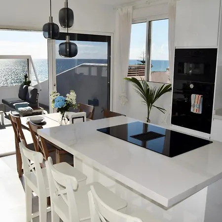 Beachfront Heaven - Carvajal 아파트